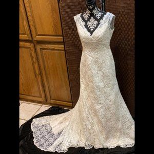 Beautiful Ivory Vintage Classy Wedding Dress (never worn)